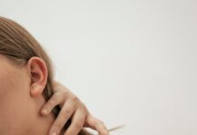 목 통증 완화 요가: 유연한 목을 위한 요가 동작 woman in white dress shirt