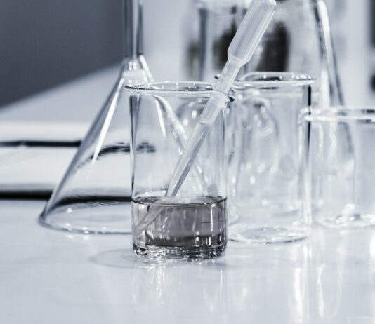 수소 연구개발 예산 450억 원 증액…세계 1등 수소산업 육성 three clear beakers placed on tabletop