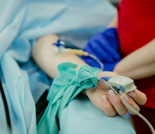 건강한 노화를 위한 팁과 조언 person lying on bed and another person standing