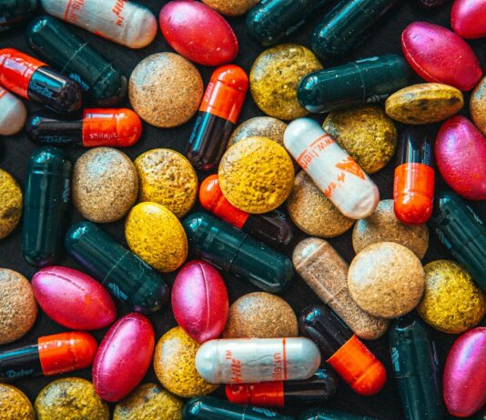 비타민과 미네랄의 중요성 red and brown medication pill