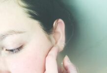 여름철 건조한 피부 해결책 woman soaked in water