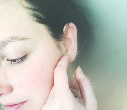 여름철 건조한 피부 해결책 woman soaked in water