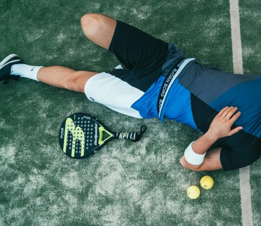 여름철 운동 시 적절한 복장 선택법 man lying on gray surface