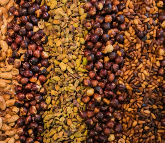 여름철 건강한 스낵 선택법 assorted seed lot