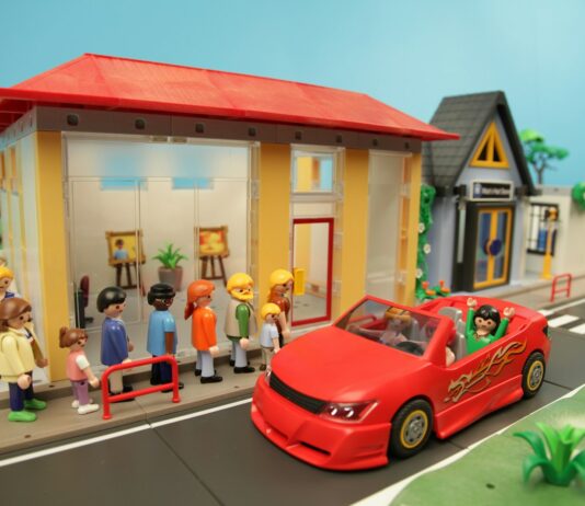 부평구청소년수련관 방과후아카데미, ‘특별체험활동 여름캠프’진행 red ferrari coupe parked beside yellow and red building