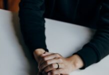 정신적 회복력: 위기 극복을 위한 방법 person in black long sleeve shirt holding babys feet