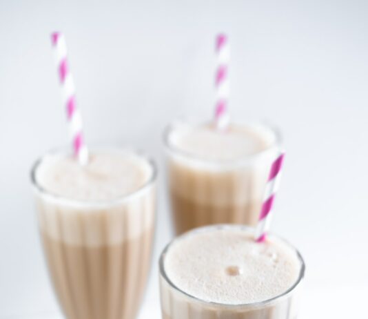 당뇨병 환자를 위한 저혈당 식단: 영양 섭취와 조절 two brown and white cupcakes