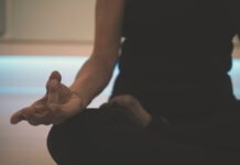 스트레스 관리: 효과적인 명상 방법 person doing yoga on floor