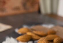 탄수화물 대체 음식: 저탄수화물 식단의 효과 brown cookies on white paper