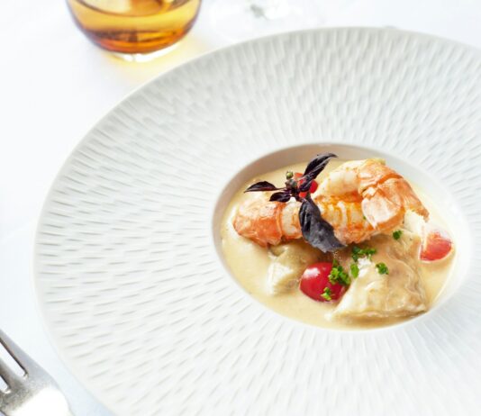 운동의 효과를 높이는 음식: 운동 전후 식사법 dish on plate beside fork