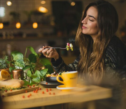다이어트의 새로운 출발점 woman holding fork in front table