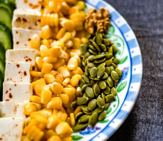 체력 향상을 위한 근력 운동과 단백질 섭취의 중요성 yellow corn on white and blue ceramic plate