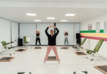 필라테스로 척추 건강 지키기, 전문가 추천 동작 a group of people doing exercises in a room