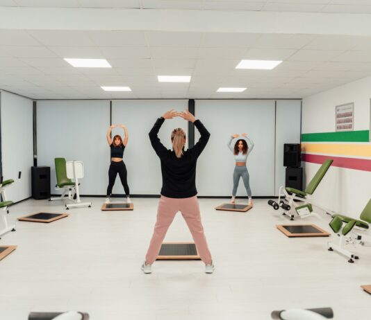 필라테스로 척추 건강 지키기, 전문가 추천 동작 a group of people doing exercises in a room