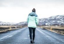 건강한 취미로 운동을 선택해야 하는 이유 woman wearing teal jacket and black pants walking on concrete road