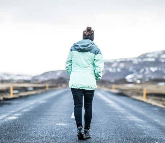 건강한 취미로 운동을 선택해야 하는 이유 woman wearing teal jacket and black pants walking on concrete road