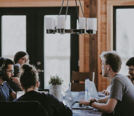 제6기 청년네트워크 위원 모집… “청년의 목소리로 정책 만든다” sittin people beside table inside room