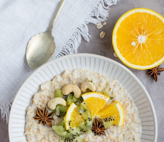 따뜻한 음식으로 즐기는 다이어트 식단 sliced fruit and kiwi on plate