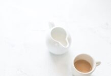 장 건강과 체중 관리: 장내 미생물이 다이어트에 미치는 영향 white ceramic plate beside gray steel spoon