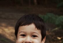 어린이 구강 건강 관리: 어릴 때부터 시작하는 치아 건강 boy in red and black sweater smiling