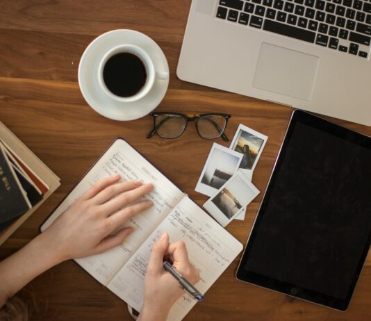 일과 삶의 균형 맞추기 person holding ballpoint pen writing on notebook
