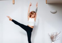 요가 vs 필라테스 vs 발레핏 공통점과 차이점 및 특징 woman in white tank top and black leggings standing on blue yoga mat