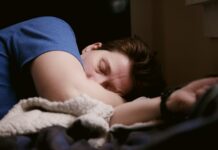 당신의 잠은 안전하십니까? 수면무호흡 woman in blue shirt lying on bed