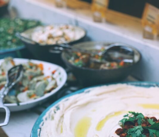 간헐적 단식, 진짜 효과 있을까? white cream on blue ceramic bowl
