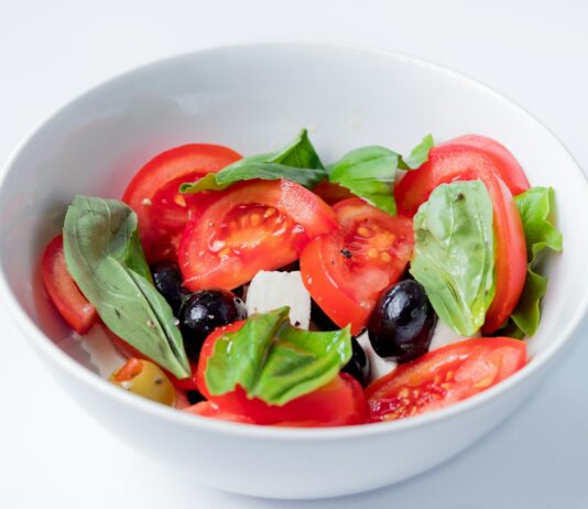 체중 감량과 면역력 증진 red and green bell pepper on white ceramic bowl