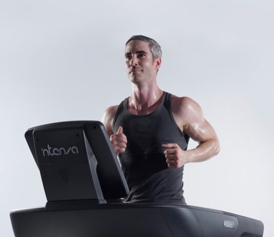 “땀은 많이 흘렸는데 왜 살은 안 빠졌지?”…초여름 땀은 착각일 수 있다 a man on a treadmill with a laptop