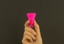 생리통을 완화를 위한 생활습관 개 a person holding a pink cup in their hand