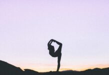 요가: 몸과 마음을 건강하게 만드는 최고의 방법 woman standing with her one leg