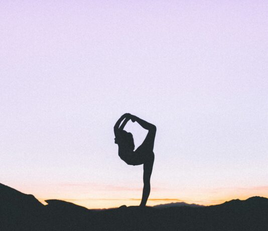 요가: 몸과 마음을 건강하게 만드는 최고의 방법 woman standing with her one leg