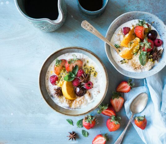 맛도 있고 건강도 지키는 식단 two bowls of oatmeal with fruits
