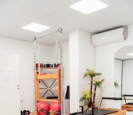 30~40대가 관심가지는 필라테스로 건강관리 하는 법 a gym with a treadmill and exercise equipment