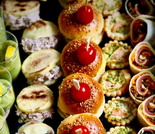 면역력 높이는 식습관, 건강한 삶의 첫걸음 a bunch of food that is on a table