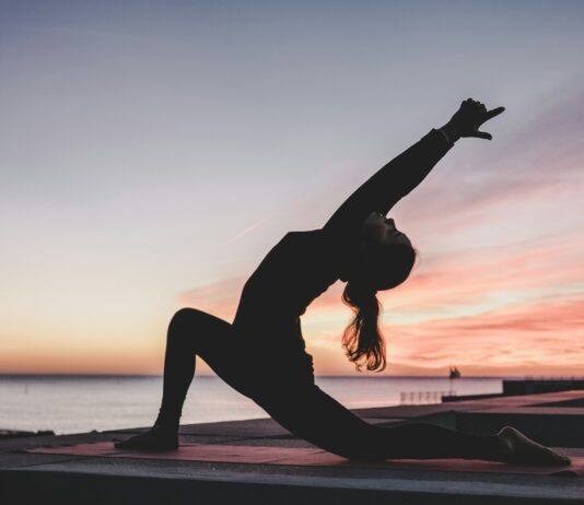 스트레스, 올바른 관리로 삶의 질을 높이자 silhouette photography of woman doing yoga