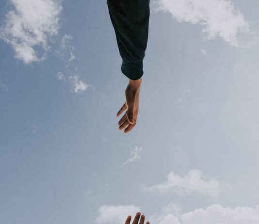 정신건강의 중요성, 현대 사회에서 어떻게 지켜야 할까 two person's arms