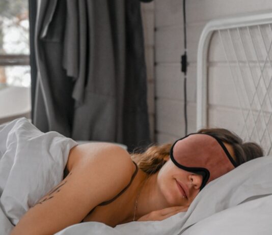 수면의 힘, 건강을 지키는 하루 7시간의 기적 a woman lying in a bed