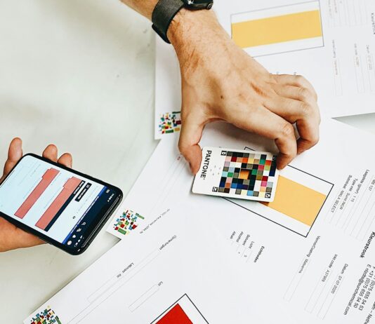 “생리 전만 되면 폭식해요”… 단순한 식욕이 아니라 ‘호르몬 리듬’의 변화입니다 person holding iphone on white printer paper
