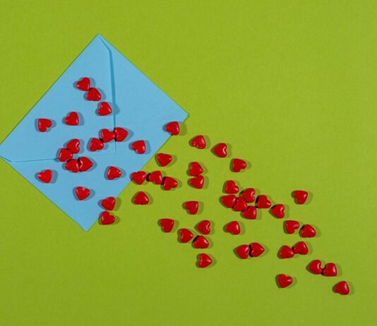 “밥 먹고 나면 바로 잠이 와요”… 혈당 스파이크 때문일 수 있습니다 a blue envelope with red hearts coming out of it