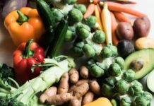 ‘플렉시테리언’ 식단, 유연한 채식이 MZ세대 건강 트렌드로 부상 sliced carrots and green vegetable