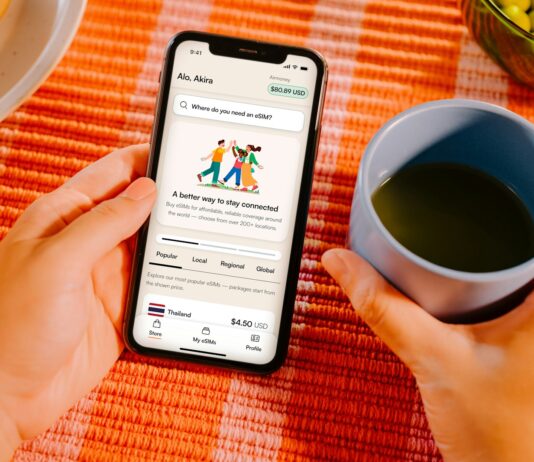 AI 건강 코치의 시대 — 앱이 당신의 ‘헬스 트레이너’가 된다 Hands holding smartphone with app, coffee cup, and food.