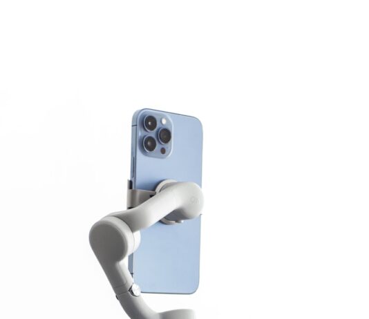 우리 곁에 가까워진 AI 건강 관리, 일상 속 스마트 활용법 a silver robot with a gun