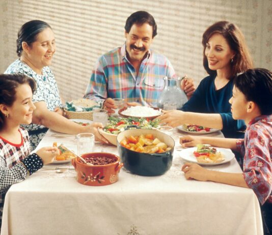 일상 속 스트레스, 나만의 ‘작은 루틴’으로 건강하게 푸는 법 group of person eating indoors