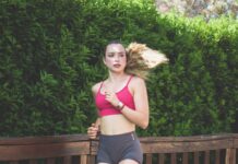 “필라테스, 바쁜 일상 속 균형 찾기의 비밀” Young woman running on a wooden path outdoors path outdoors.