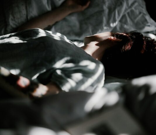 “수면, 당신의 하루를 바꾼다… 일상에서 실천하는 건강한 숙면 생활법” a person laying in a bed under a blanket