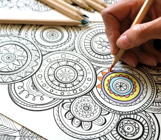 마음 챙김으로 지키는 정신건강, 일상에 녹여보자 person holding brown wooden pencil