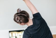 일상 속 스트레스, 최신 트렌드와 함께 건강하게 다스린다 woman in black t-shirt and black pants lying on black yoga mat