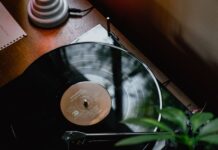 나만의 ‘슬로우 모닝 루틴’으로 하루를 여는 건강 트렌드 확산 black turntable on brown wooden table
